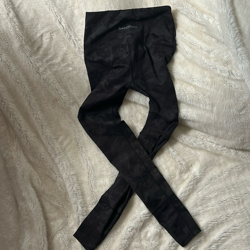 Sweetflexx Camo Print Full Length Resistance Band Leggings -  6 - GUC